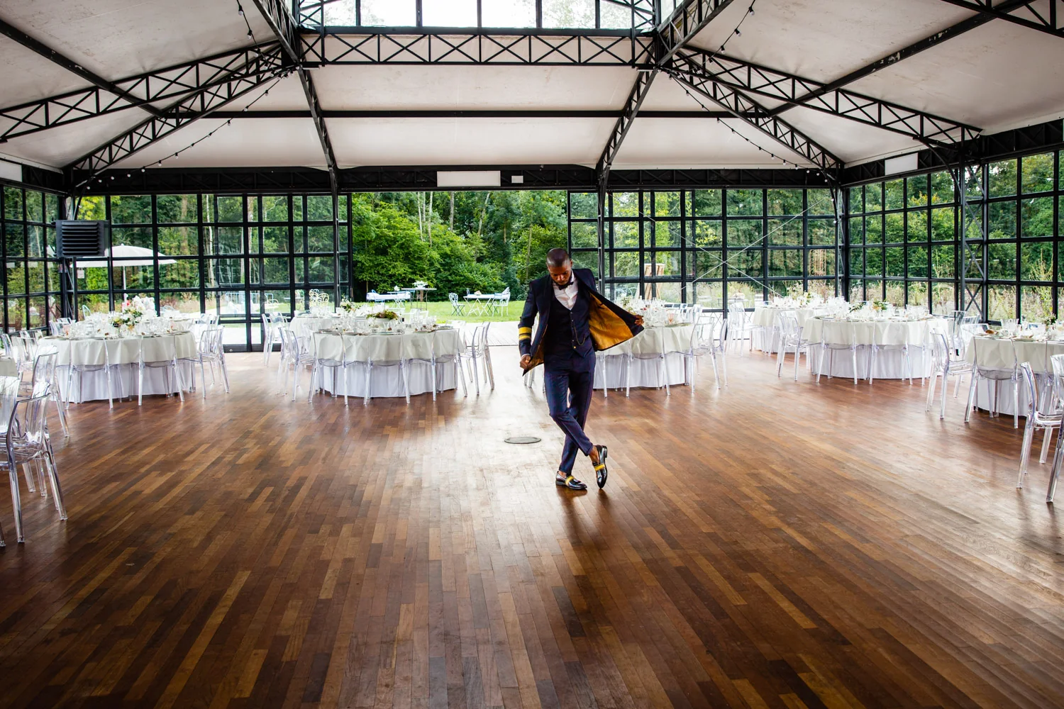 Tables dressées dans une salle de mariage en Moselle