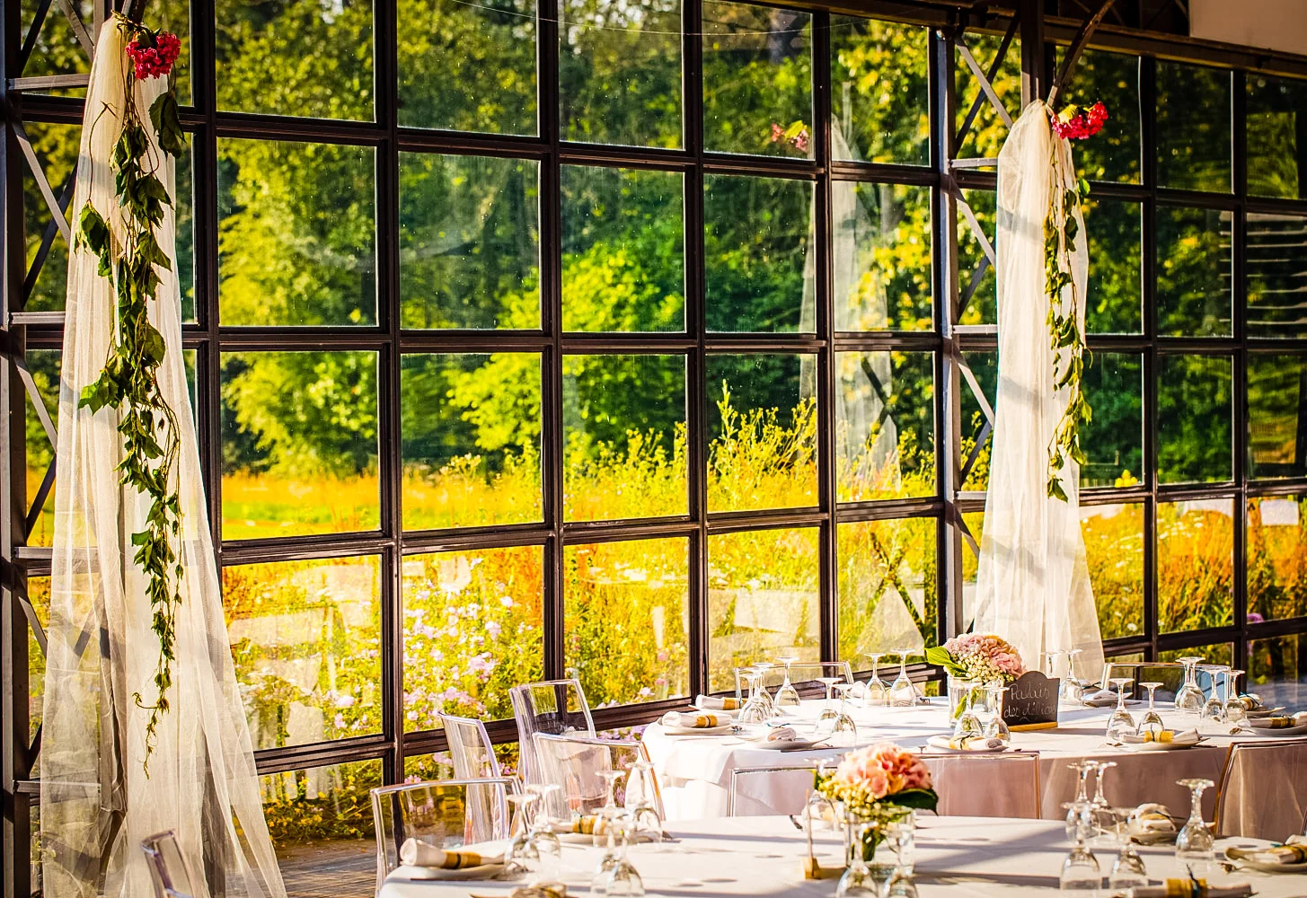 Une verrière élégante ouverte sur la verdure dans une salle de mariage en Moselle
